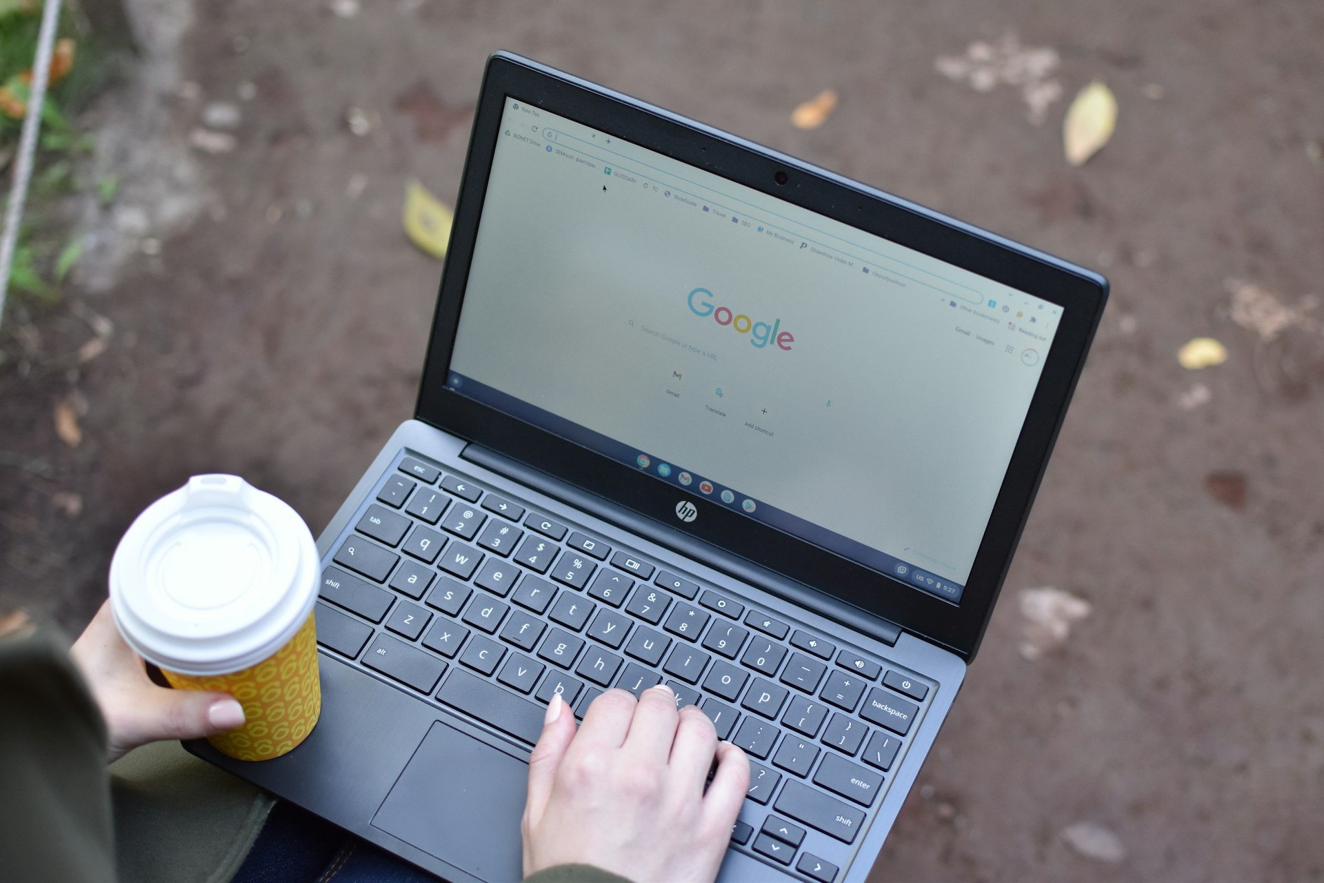 Atraiga clientes que realmente están buscando su negocio en Google — sin pagar de más Persona usando laptop con Google en pantalla, simboliza búsqueda de clientes reales